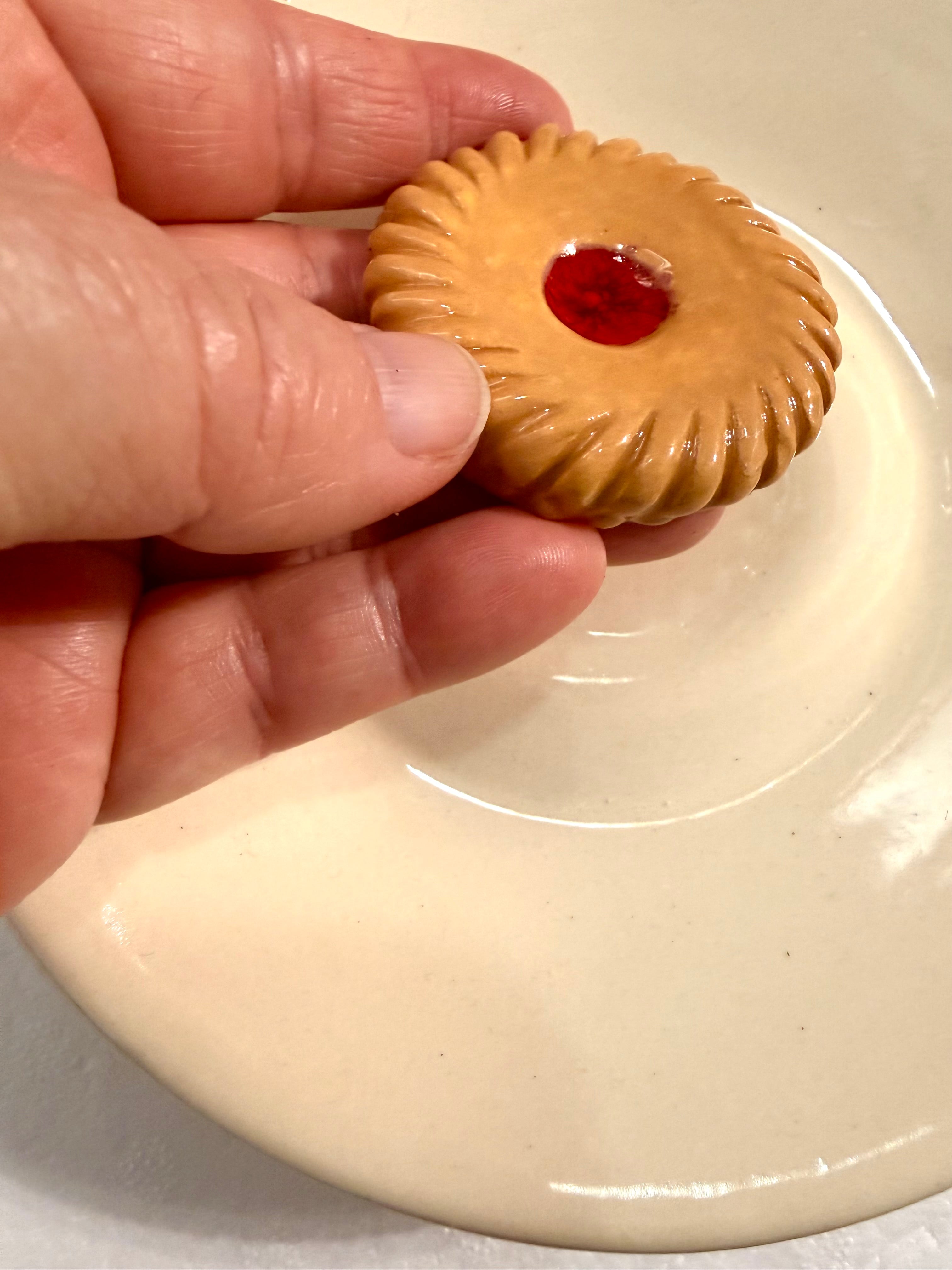 Biscuit Singles: Raspberry Shortcake Single Layer